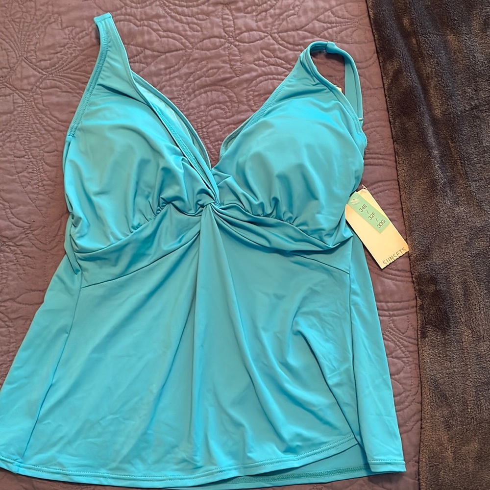 NWT Tankini top with bra. Size 34E with underwire